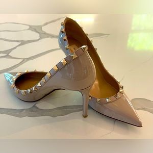 Valentino Rockstud Pointed Toe Pump size 8.5 US/38.5 EU Beige